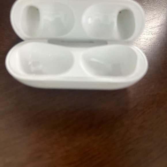 USED Apple Airpods 3rd generation charging CASE ONLY - Picture 3 of 3